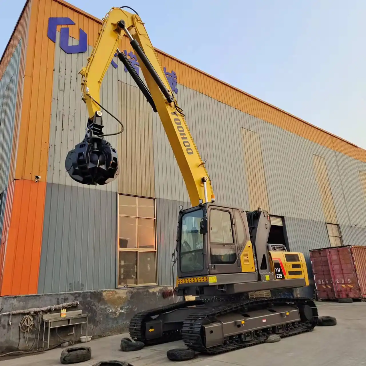 What’s the difference between a grab arm and a standard bucket?